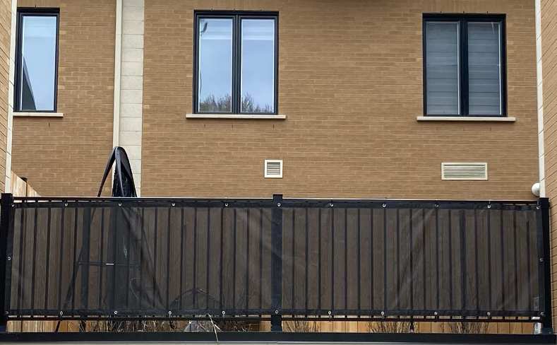 Mesh fence cover Mesh fence cover