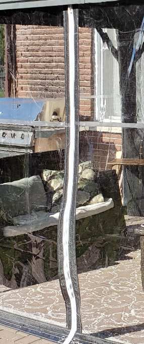 Single straight zippered opening Single straight zippered opening